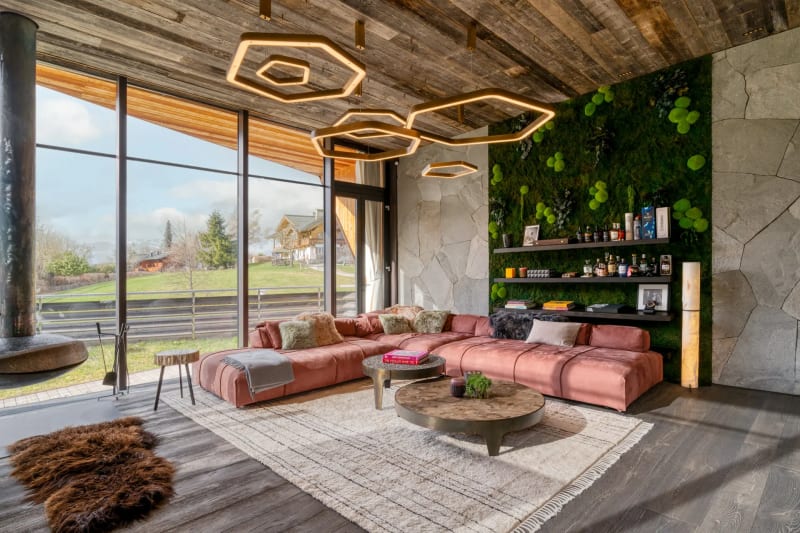 Interior-Design-Fotografie, Chalet-Wohnzimmer von Hoflehner Interiors mit Baxter-Panama-Sofa, Kitzbühel