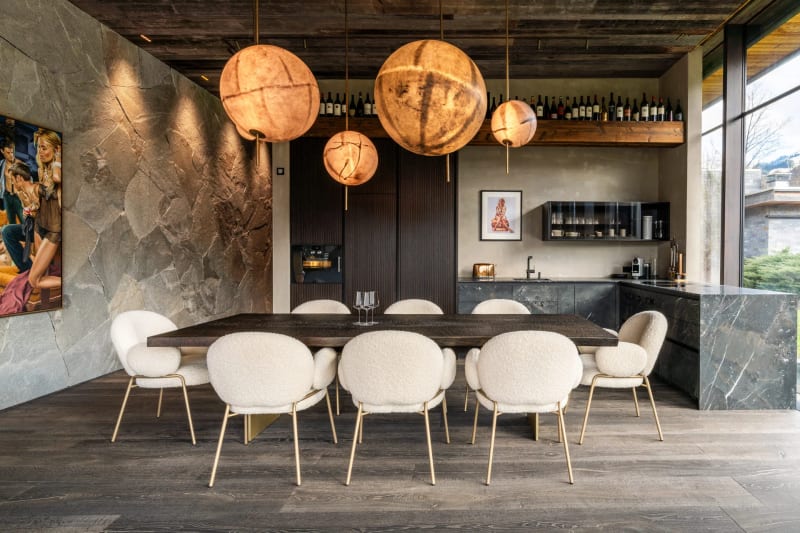 Luxuriöse Interior-Design-Fotografie, Esszimmer mit Kugel-Pendelleuchten, Chalet in Kitzbühel von Hoflehner Interiors