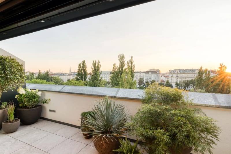 Architekturfotografie, Wiener Dachterrasse bei Sonnenuntergang mit Blick über die Skyline