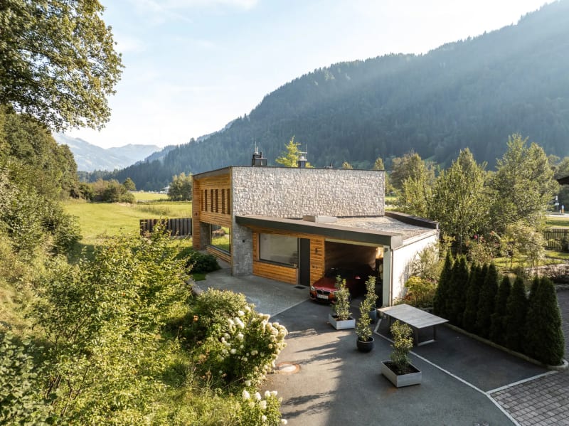 Immobilienfotografie, luxuriöse Villa einer Privatresidenz von außen in Kitzbühel