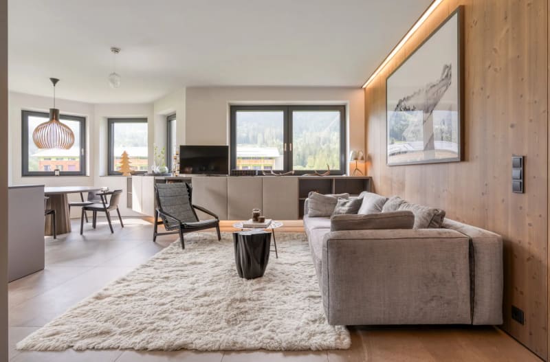 Immobilienfotografie, alpine Ski-Residenz mit offenem Wohnbereich und Bergblick in Hinterstoder