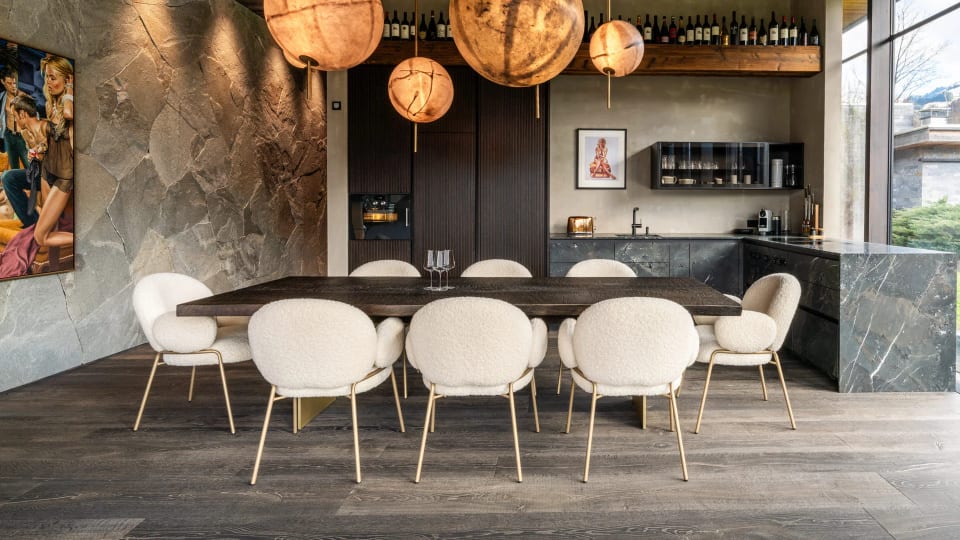 Janua dining table with globe pendant lights in Kitzbühel chalet