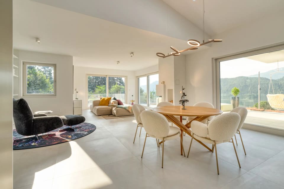 Open-plan living with lake view at Millstätter See