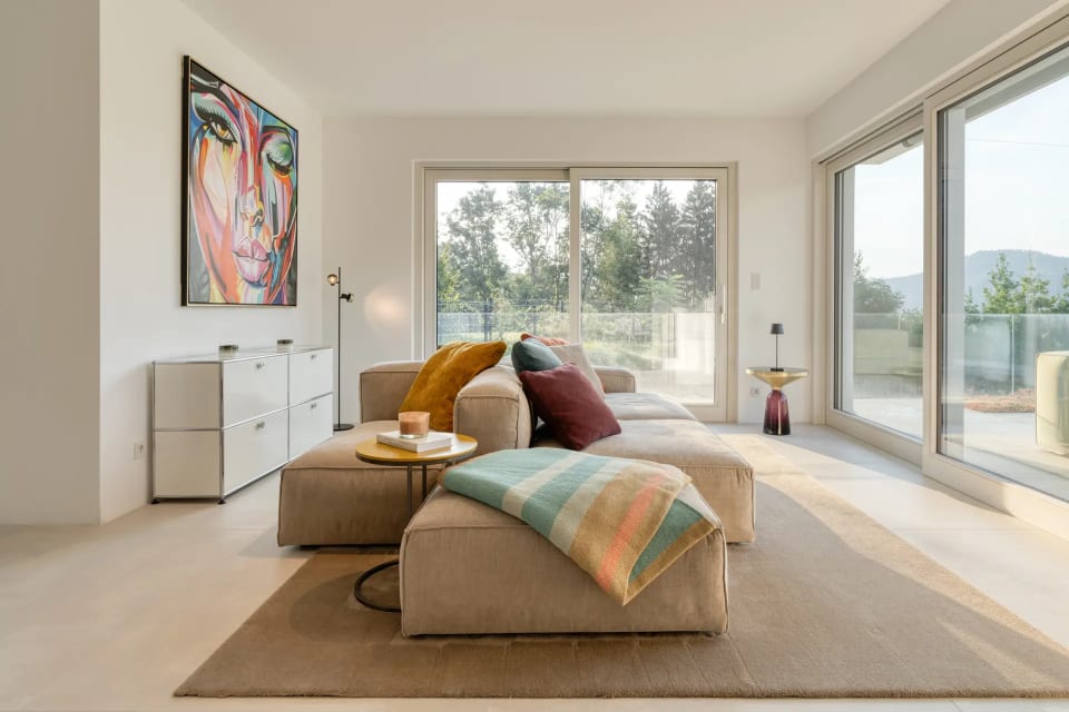 Open-plan living with lake view at Millstätter See