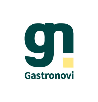 Das ist ein Logo mit den Buchstaben "gn!" in großem, fettem Stil. Direkt unter dem "gn!" steht das Wort "gastronovi" in kleinerer Schrift. Die Farbpalette des Logos besteht hauptsächlich aus verschiedenen Brauntönen. Es wirkt modern und professionell.