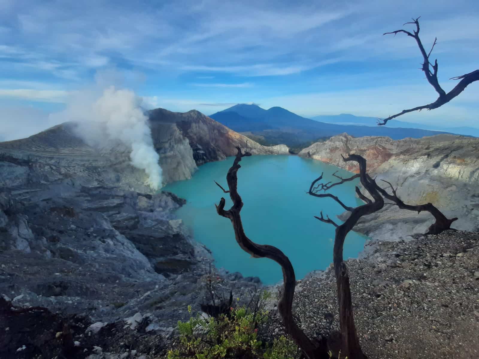 Panorama Indah Kawah Ijen dengan Fenomena Blue Fire - Pemandangan memukau Kawah Ijen saat blue fire terlihat jelas di malam hari, menciptakan suasana magis dan spektakuler