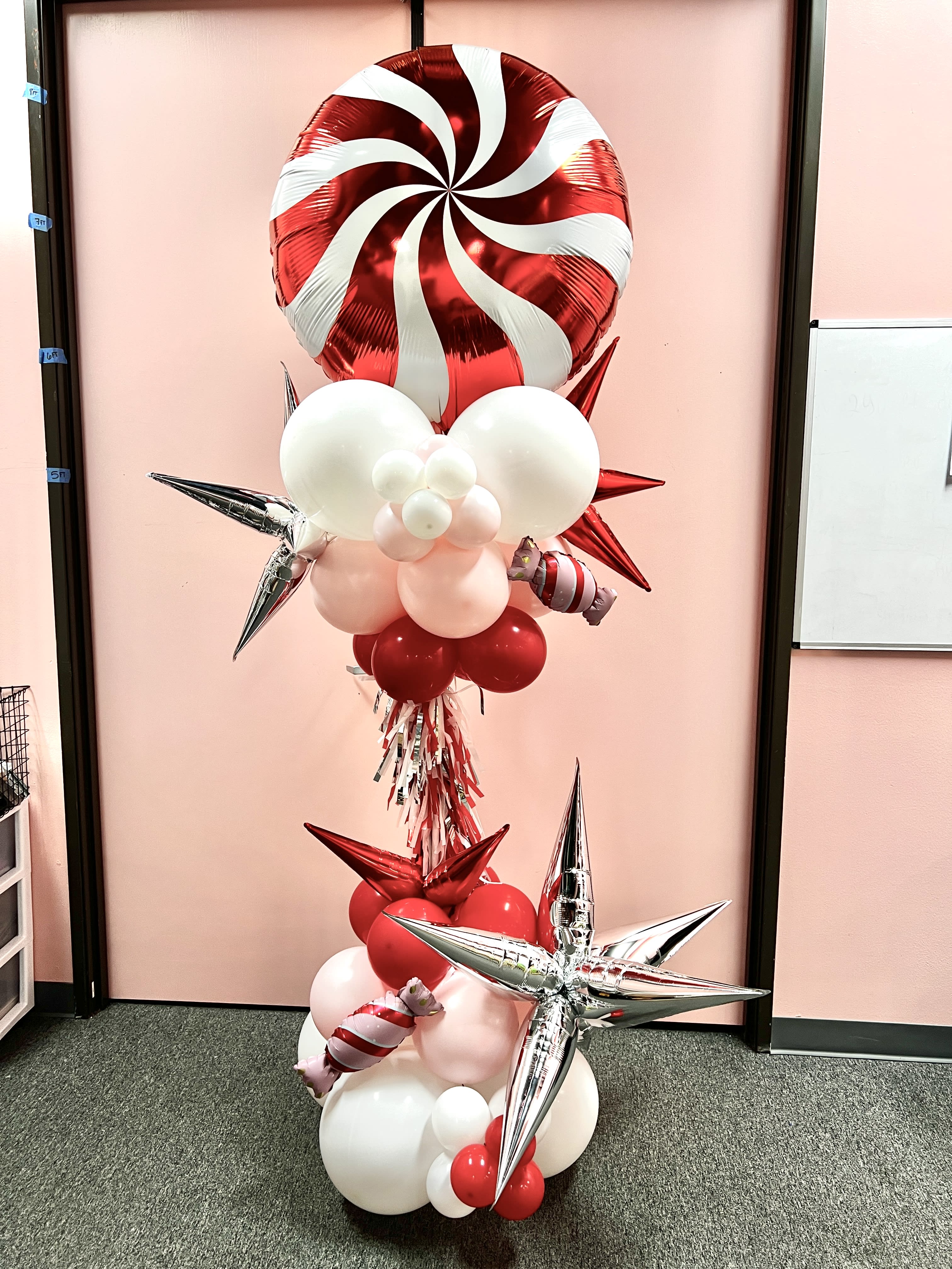 a bunch of balloons that are in the shape of a heart and a star on top of a balloon