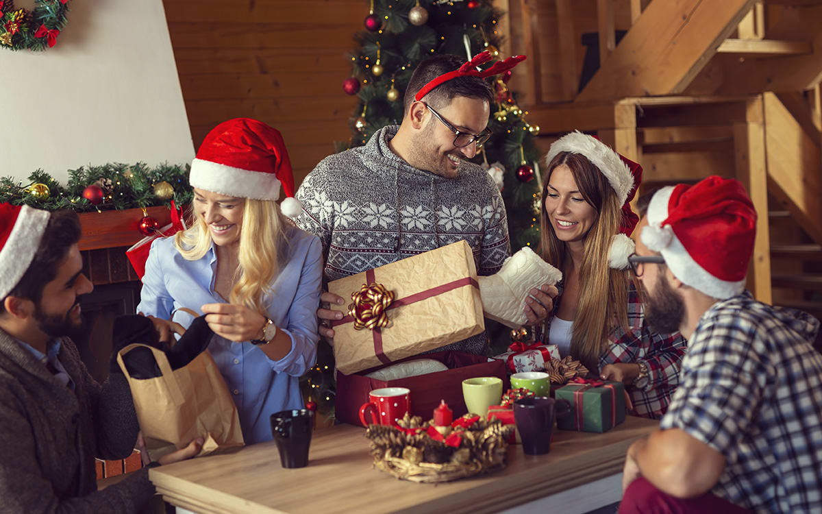 Freunde tauschen Weihnachtsgeschenke aus