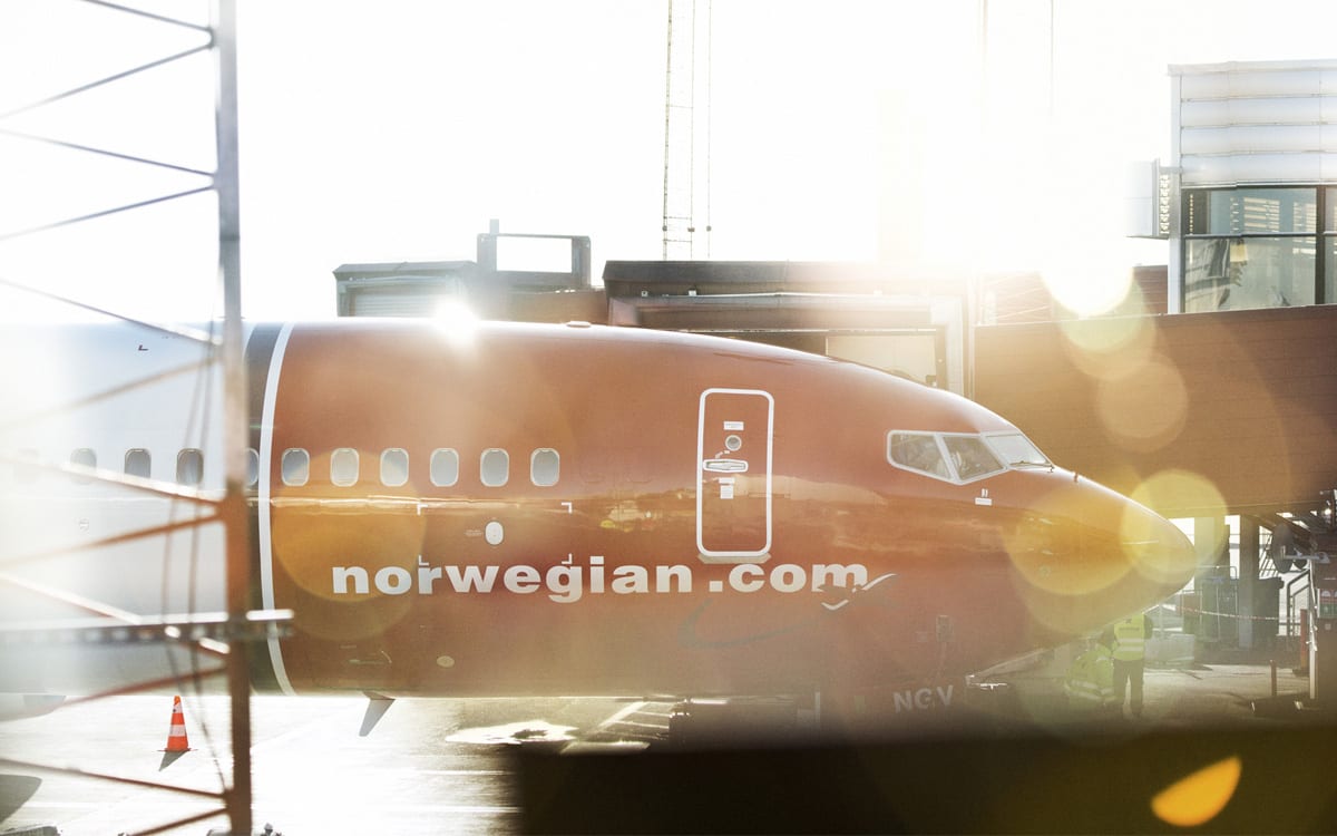 Et Norwegian-fly ved gate på flyplassen