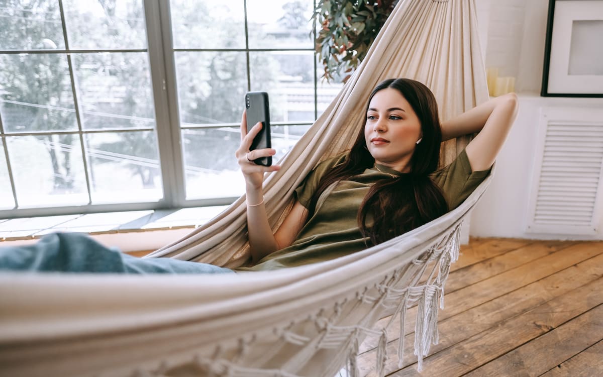 Junge Frau mit Smartphone