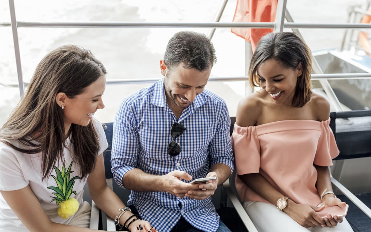 Friends travelling holding a smartphone