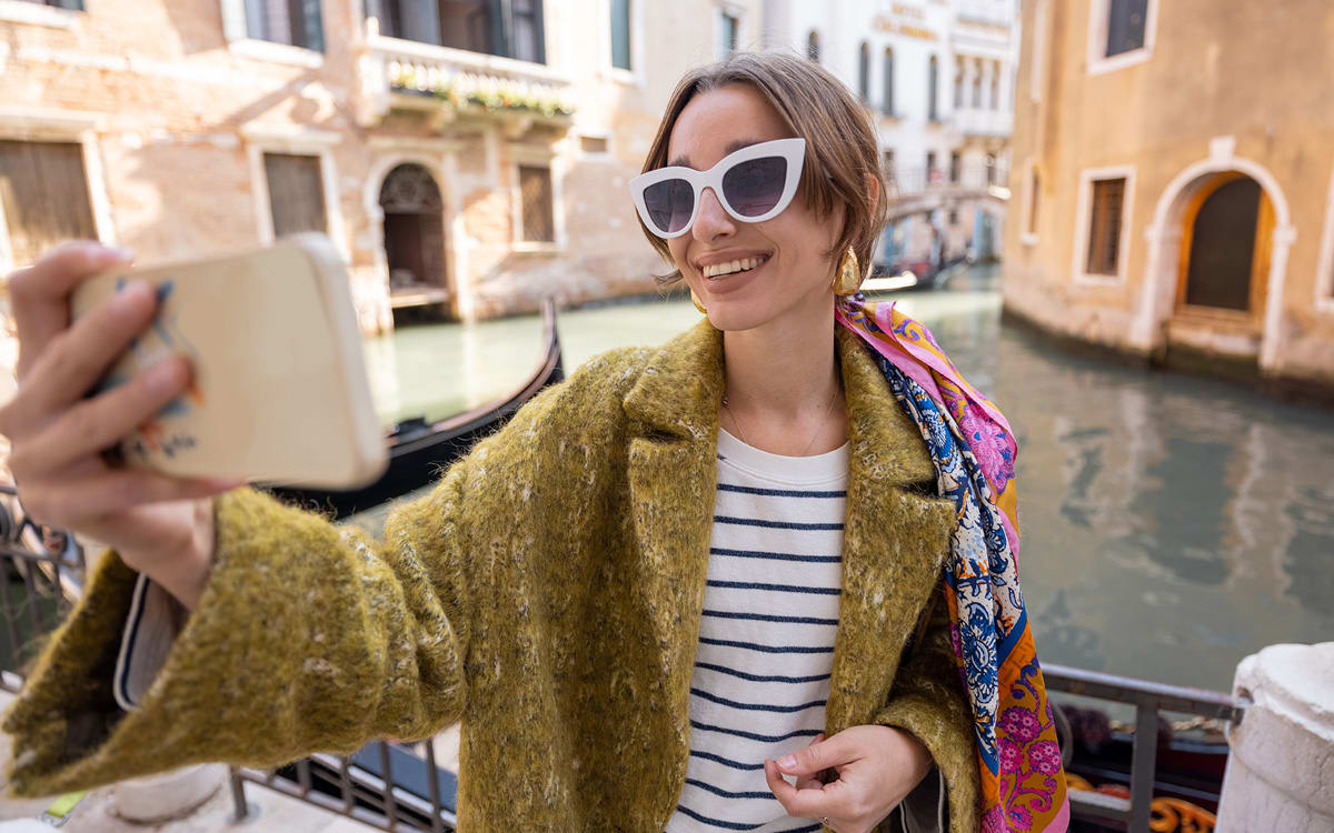 Ung kvinne på reise i Venezia
