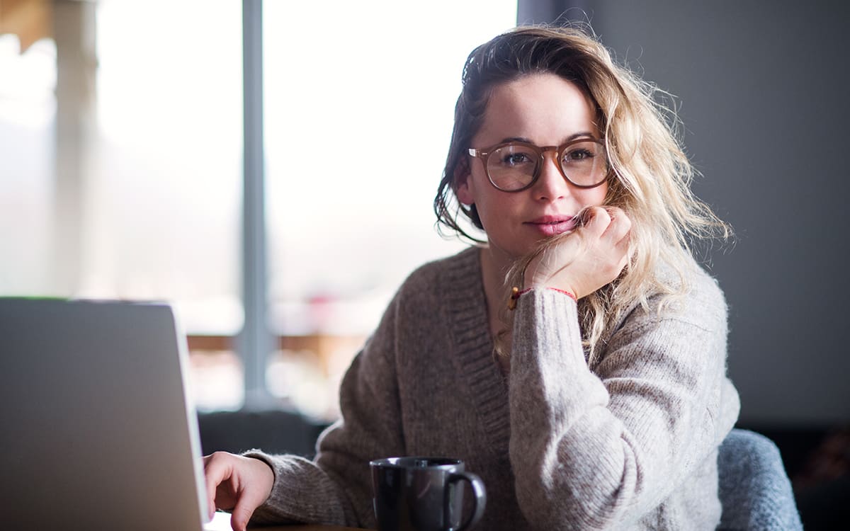 Junge Frau mit Laptop