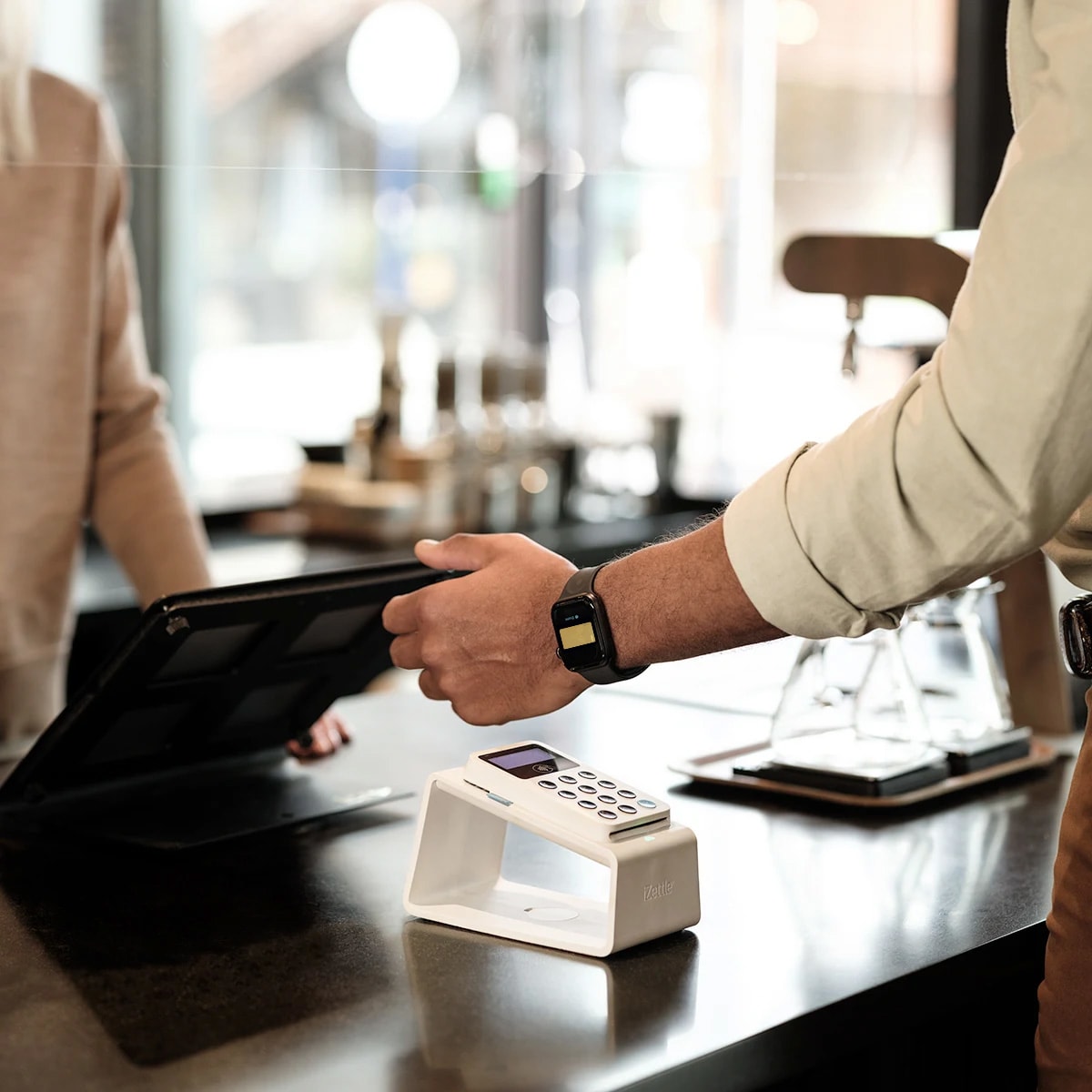 Man paying with a Bank Norwegian credit card with an Apple Watch in a store