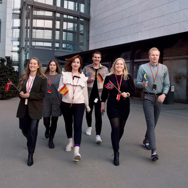Glade Bank Norwegian ansatte i bevegelse med flagg fra landene landene vi har kunder i