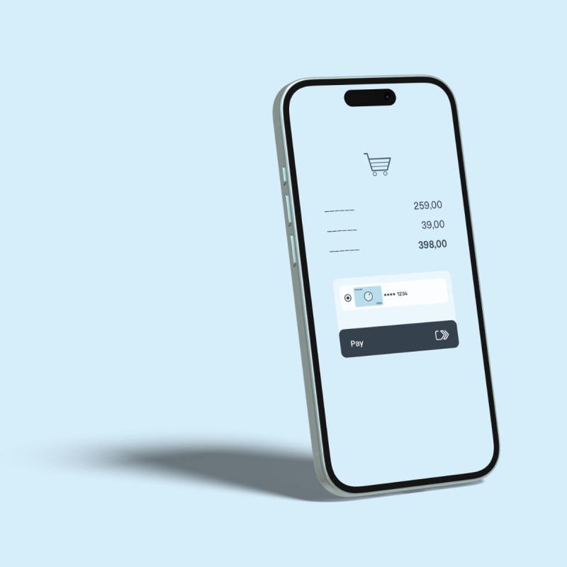 En smartphone, der viser en online betalingsskærm, hvor det lyseblå kreditkort er valgt til betaling.