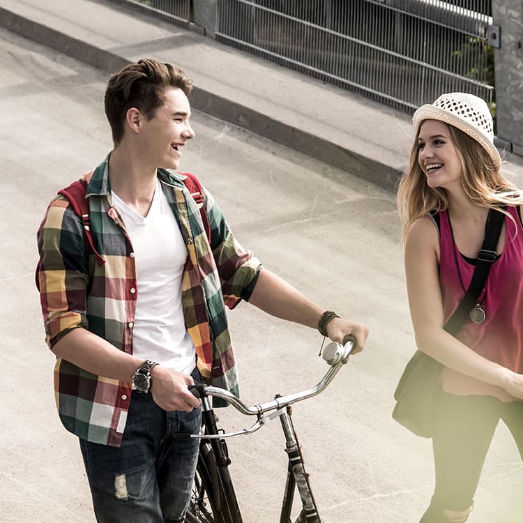 Par som triller syklene sine