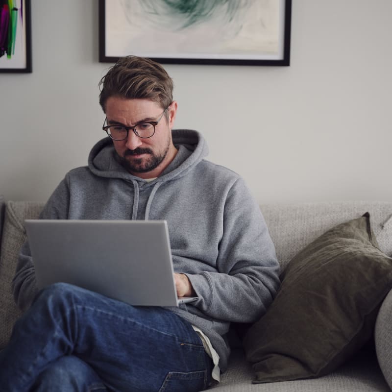 Mann, der einen Laptop benutzt.