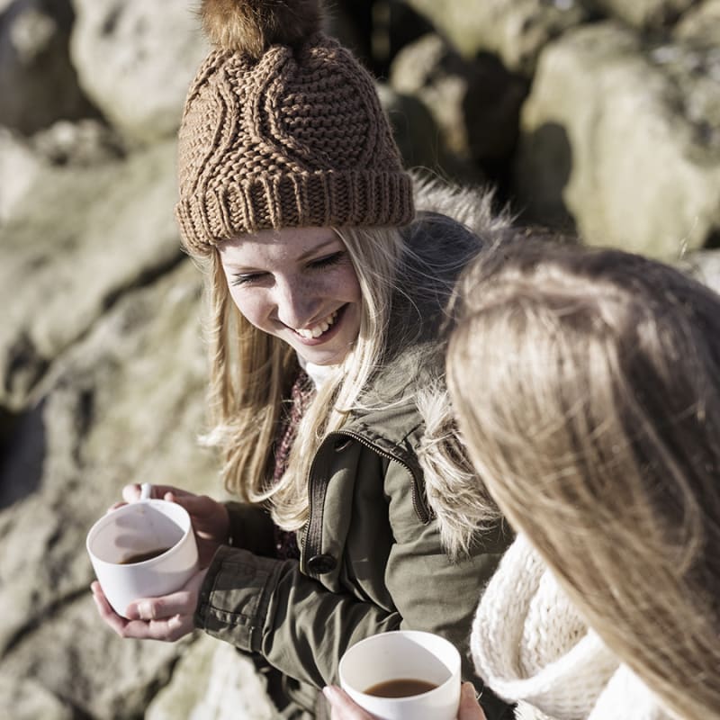 To kvinner på tur med hver sin kaffekopp