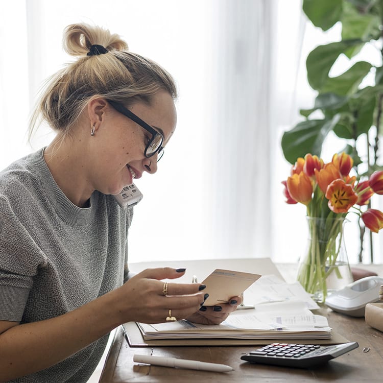 Frau telefoniert und bespricht Finanzen