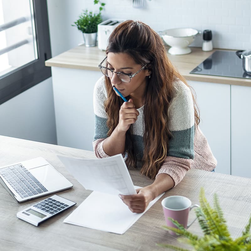 Kvinne som planlegger oppussing