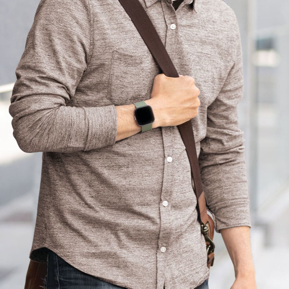 Mann med en Fitbit-klokke på armen.