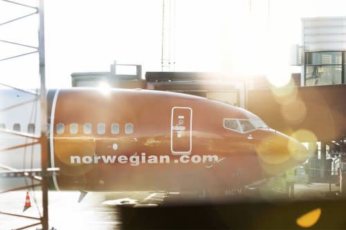 Et Norwegian-fly ved gate på flyplassen