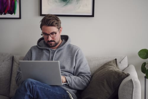 Man som använder laptop.