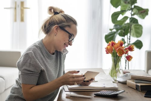 Kvinne sitter i telefonen og diskuterer økonomi