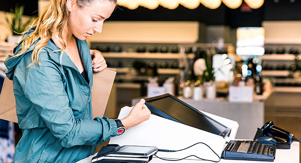 Kvinde betaler med et smartwatch i butikken