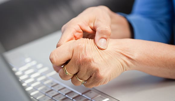 Massaging dull pain in the hands caused by arthritis