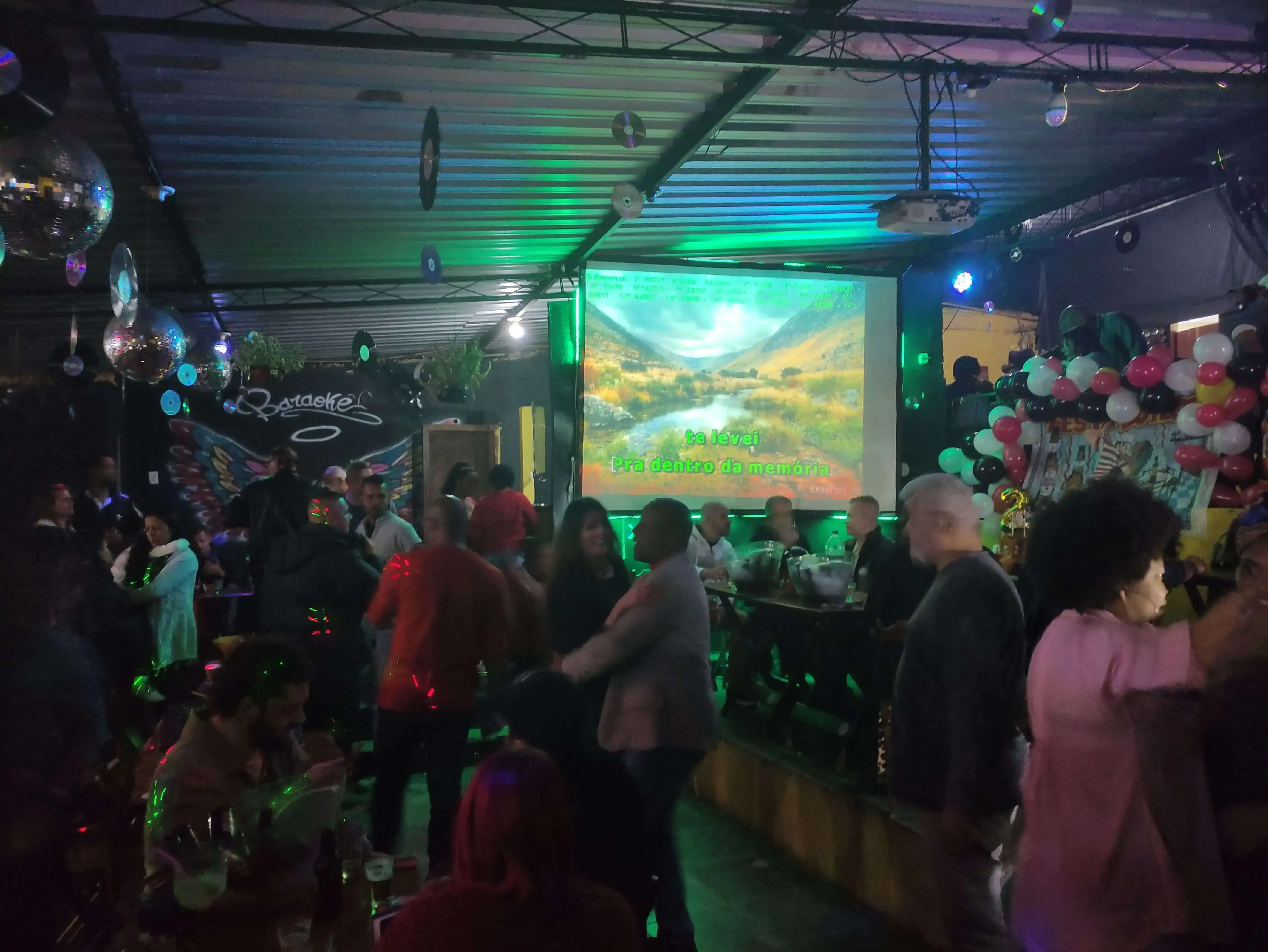 Pessoal comemorando aniversário no baraokê