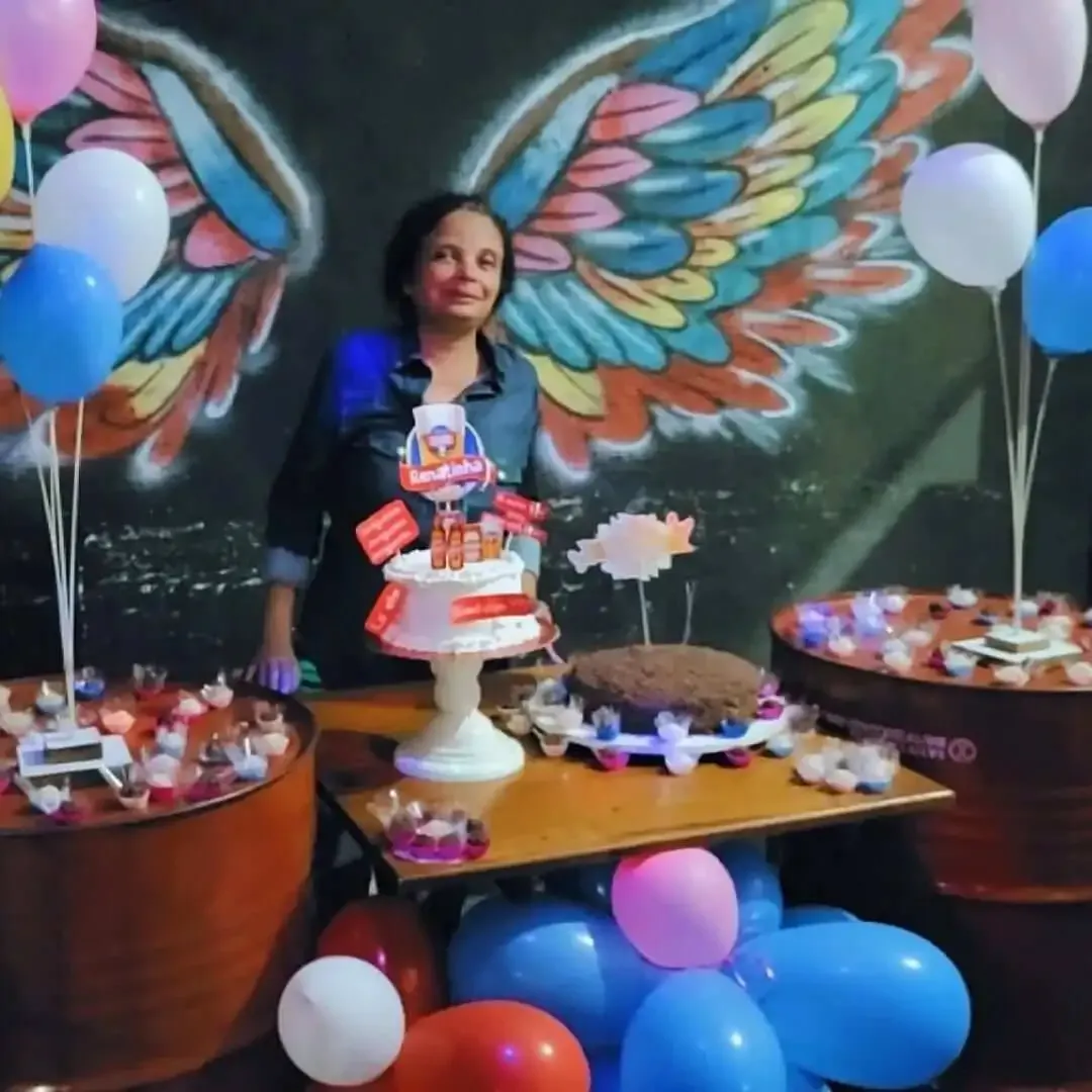 Renatinha comemorou o aniversário no baraokê
