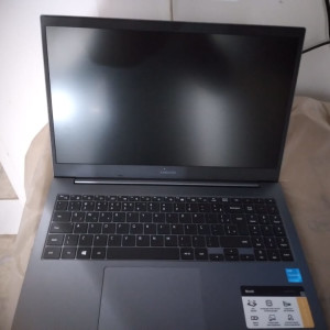 Samsung book - semi novo.
Memória 4GB
HDD: 500GB
Windows 10 

