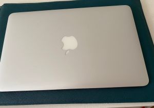 Vendo #MACBOOK AIR da #APPLE, em excelente estado de conservação. Nunca deu 1 problema. Funciona perfeitamente. Rápido, leve e lindo!