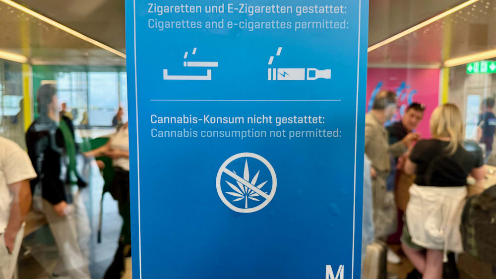 A blue sign that says "Zigzagere Zusamfuhrer" on it.
