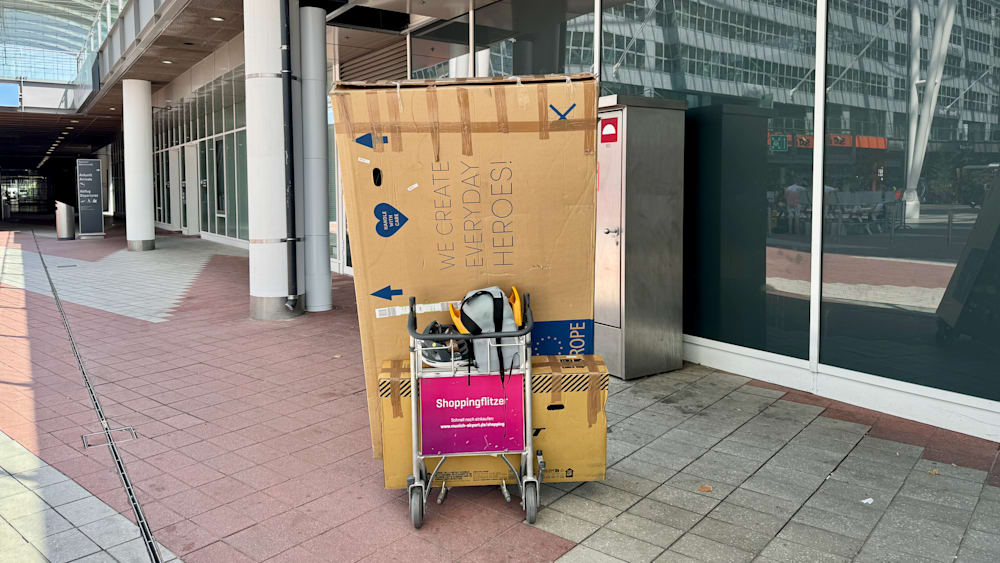 A large box on wheels that says shoppingfiz in pink letters on the top.