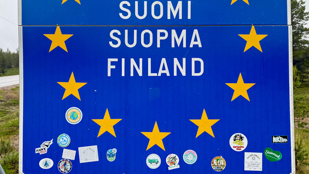 A blue sign that says Suomi Finland is surrounded by yellow stars.