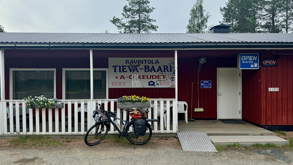 A red building with a sign that says Ravintola Tietva-Baari.