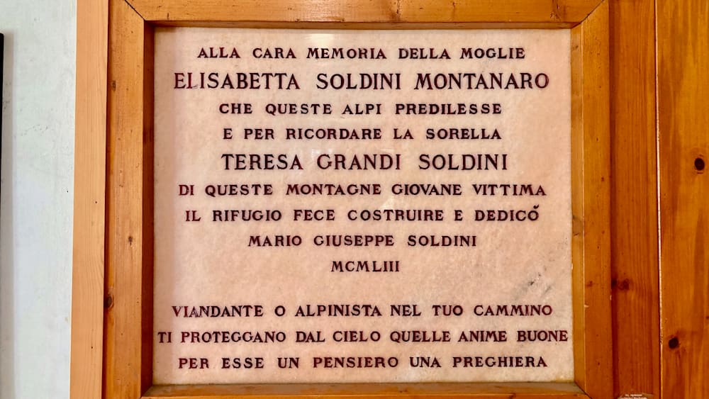 A sign that says Teresa Grandi Soldini in Italian.