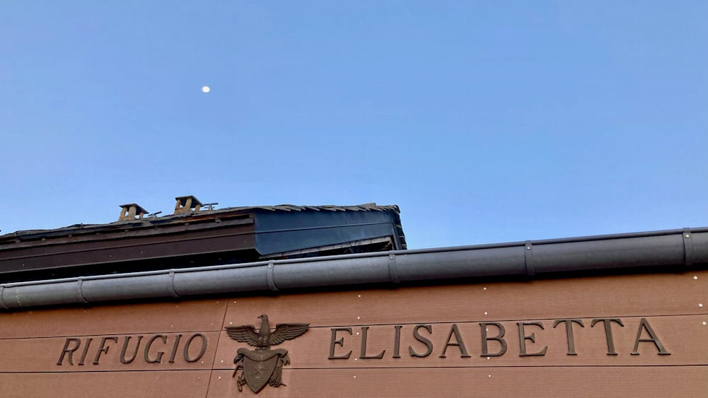 A building with the word Elisabe on it has a bird emblem on it as well.