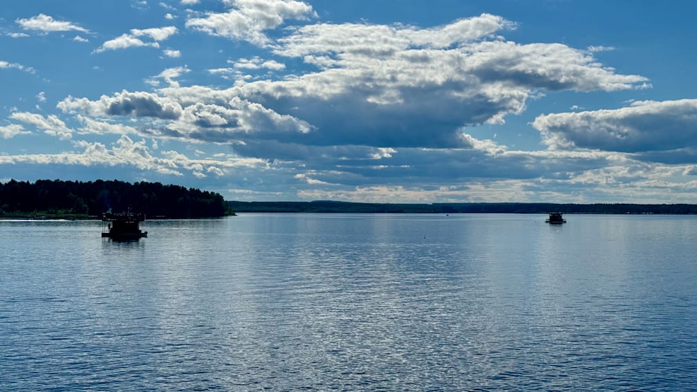 A very pretty picture of a lake with clouds in it.