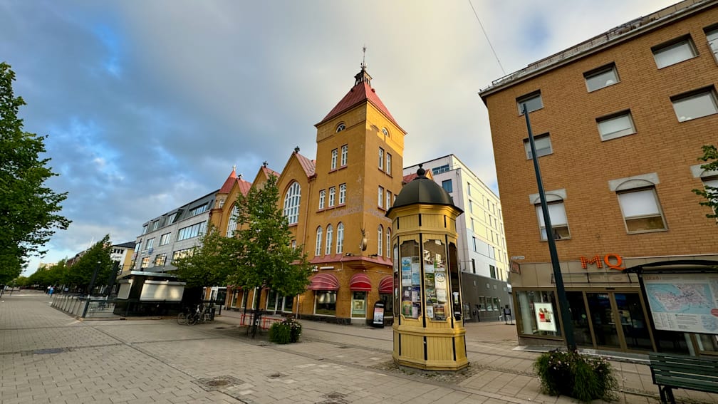 A street with a tall building and a yellow box saying "Prairie Dog.".