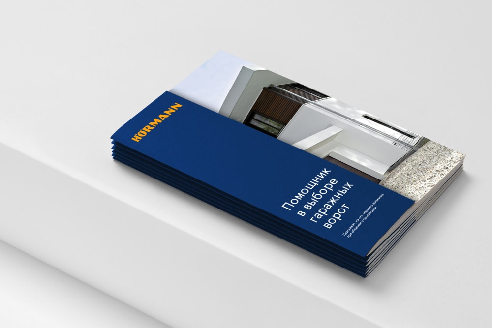 Печатная брошюра 'Помощник в выборе гаражных ворот' для компании Hörmann. Обложка выполнена в фирменном синем цвете и содержит чек-лист для покупателей, заменяя стандартные рекламные листовки.