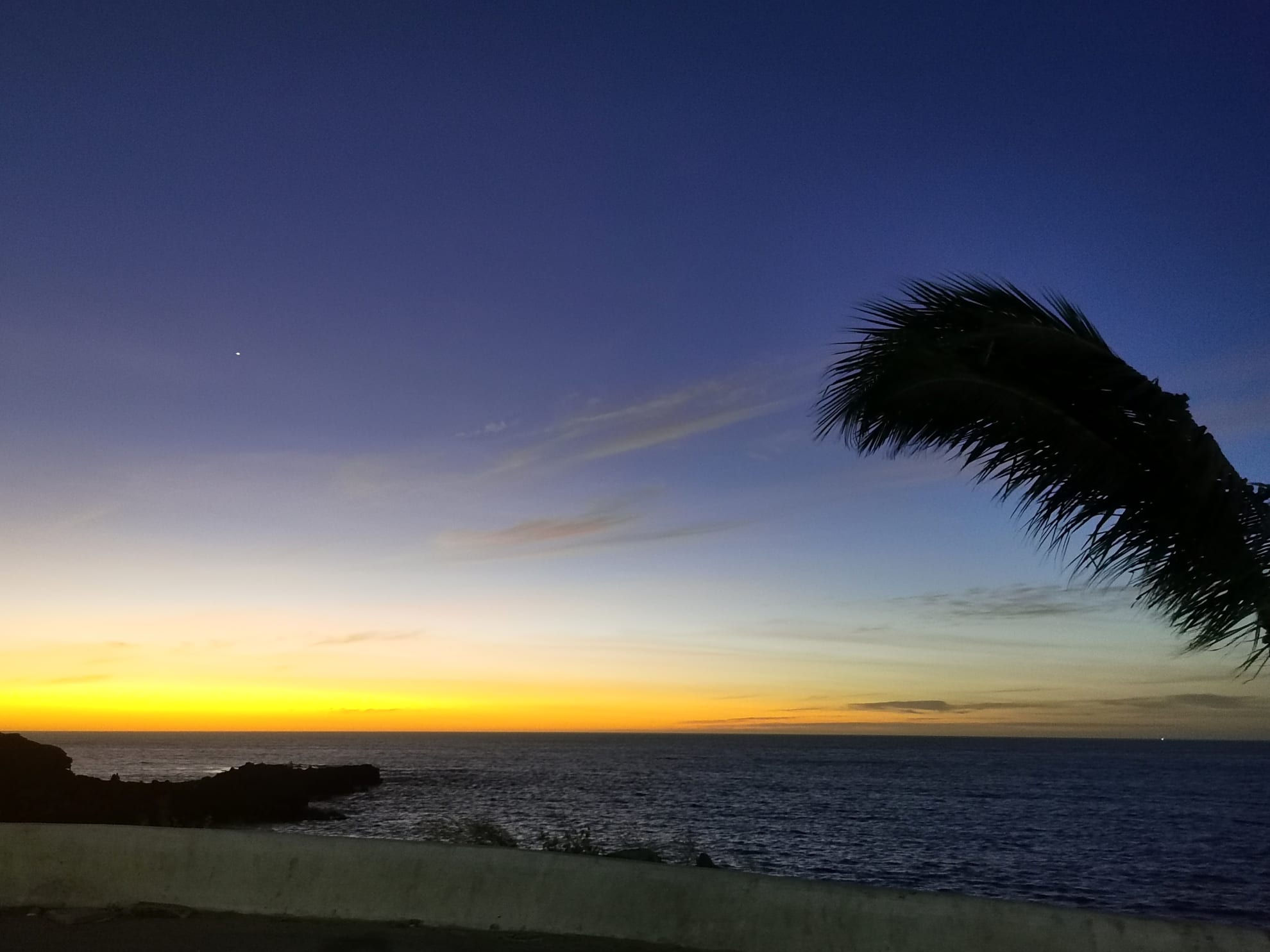 Закат над океаном в Сенегале, отражающий природную красоту этого региона.