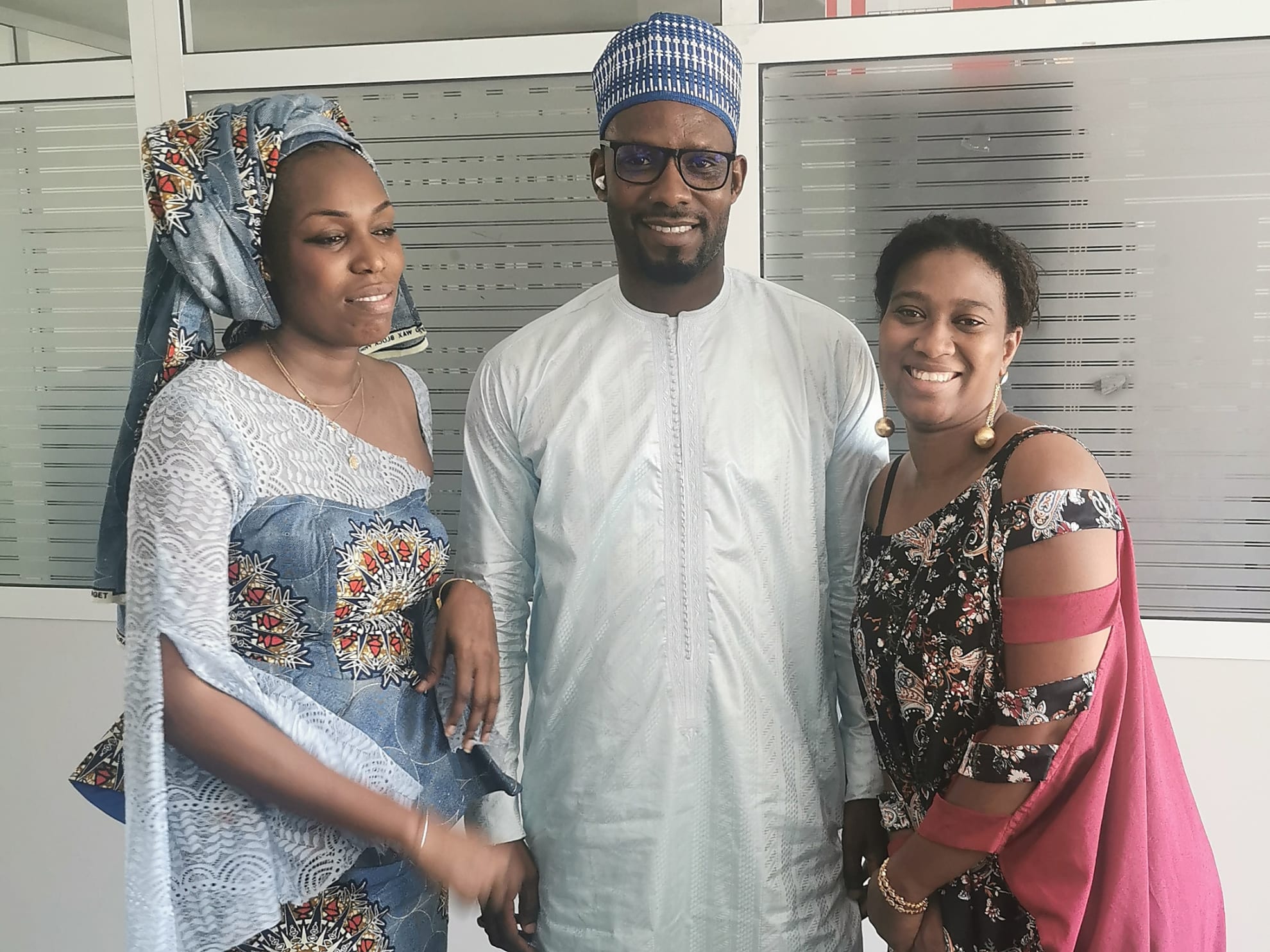 Три человека в традиционной одежде в Сенегале