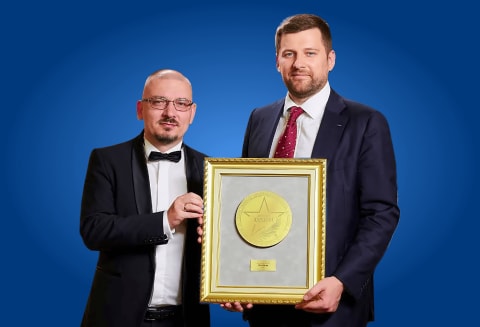 Barsan агенттігінің негізін қалаушы Дмитрий Бартошевич және Hörmann Беларусь кеңсесінің директоры Сергей Кобринец 'бірінші нөмір' сыйлығын табыстауда.