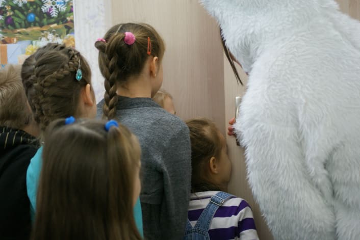 Дети и родители вовлечены в игровое представление на семейном празднике в салоне мебели 3Dom.