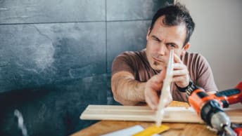 Handwerker beim Ausmessen