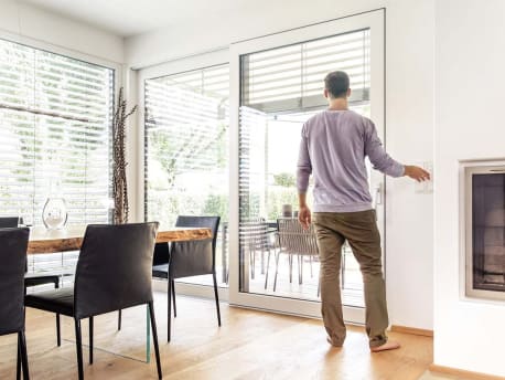 Fenster verdunkeln: Alle Möglichkeiten und Kosten im Überblick